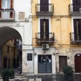 Sotto l�arco si trova anche una porticina in legno, ingresso di un�abitazione privata: probabilmente quella che un tempo rappresentava l�entrata del locale sotterraneo dove gli �insaccaneve� producevano il prezioso ghiaccio